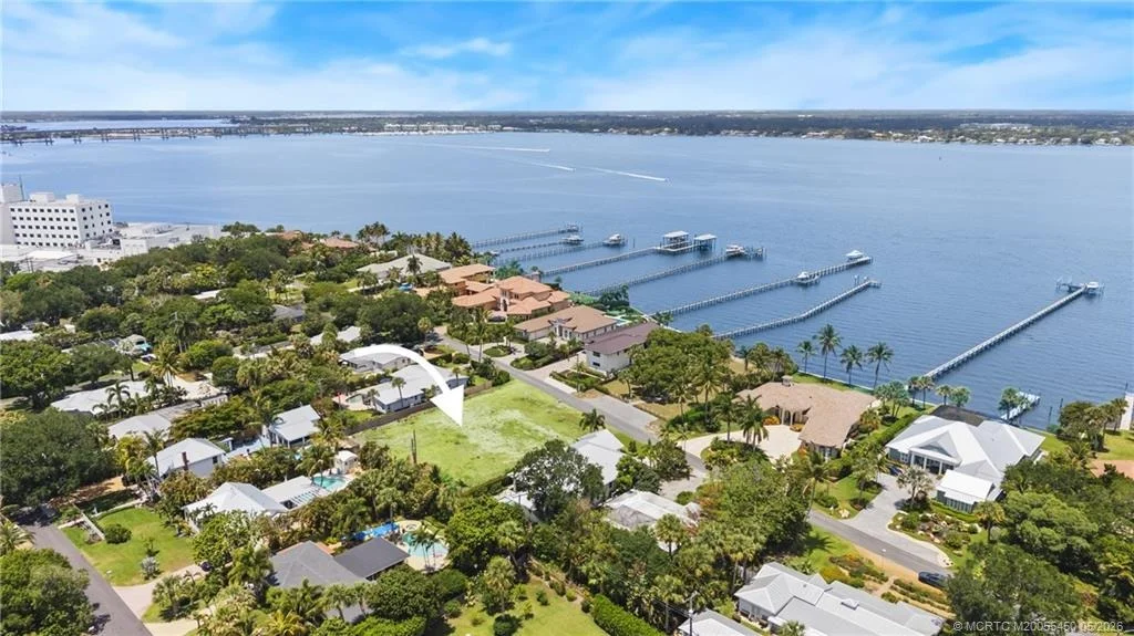 Photo of 818 SE Riverside Drive