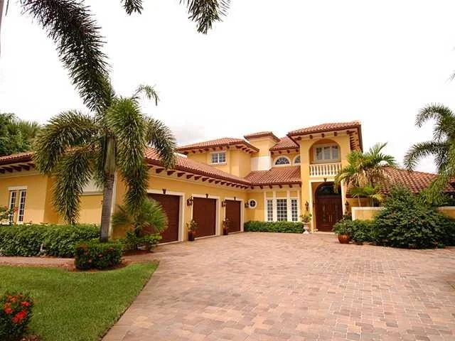Photo of 705 SE RIVERSIDE Drive