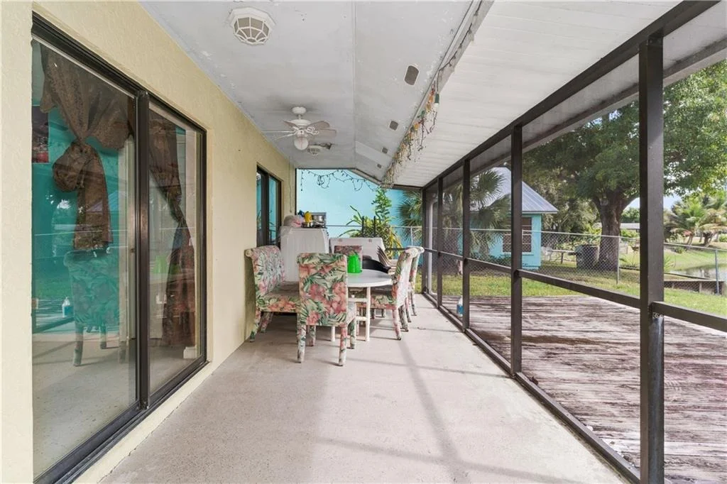 Photo of 707 SE Hibiscus Avenue