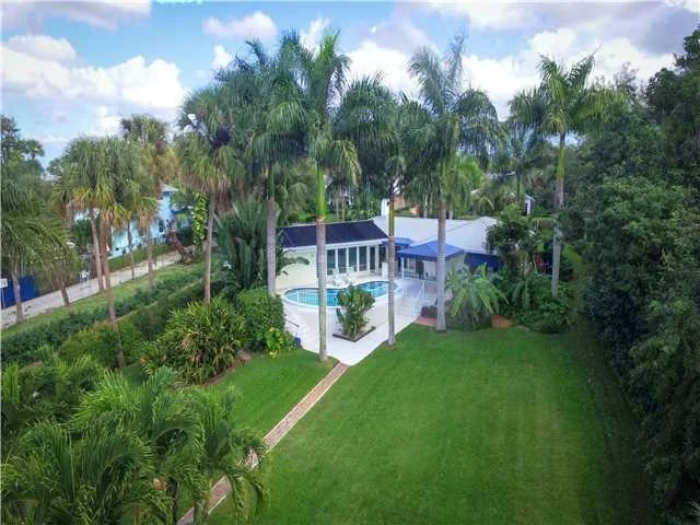 Photo of 324 SE Cardinal Way