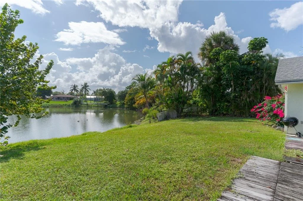 Photo of 707 SE Hibiscus Avenue