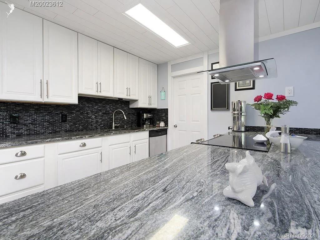Photo of 702 SE Dolphin Drive