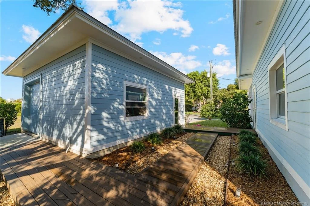 Photo of 1002 SE Riverside Drive