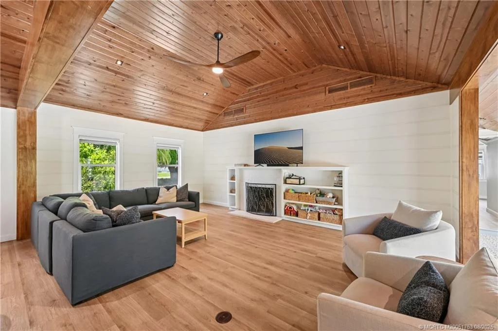 Photo of 200 SE Pelican Drive