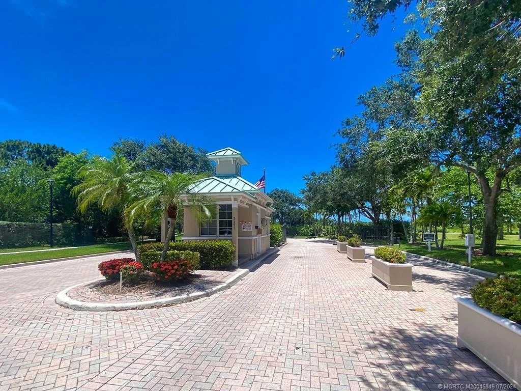 Photo of 561 NW Red Pine Way