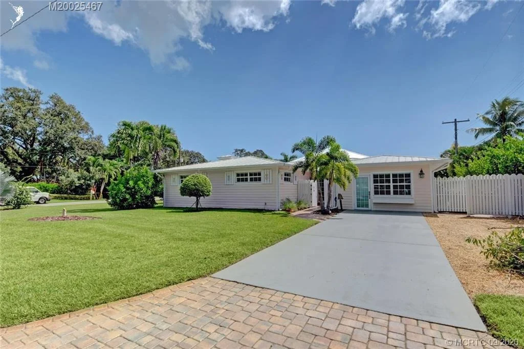 Photo of 904 SE Riverside Drive