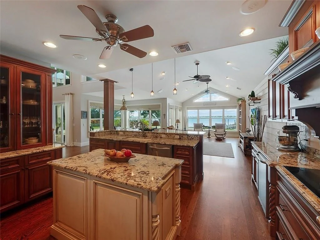 Photo of 1341 SE Riverside Drive