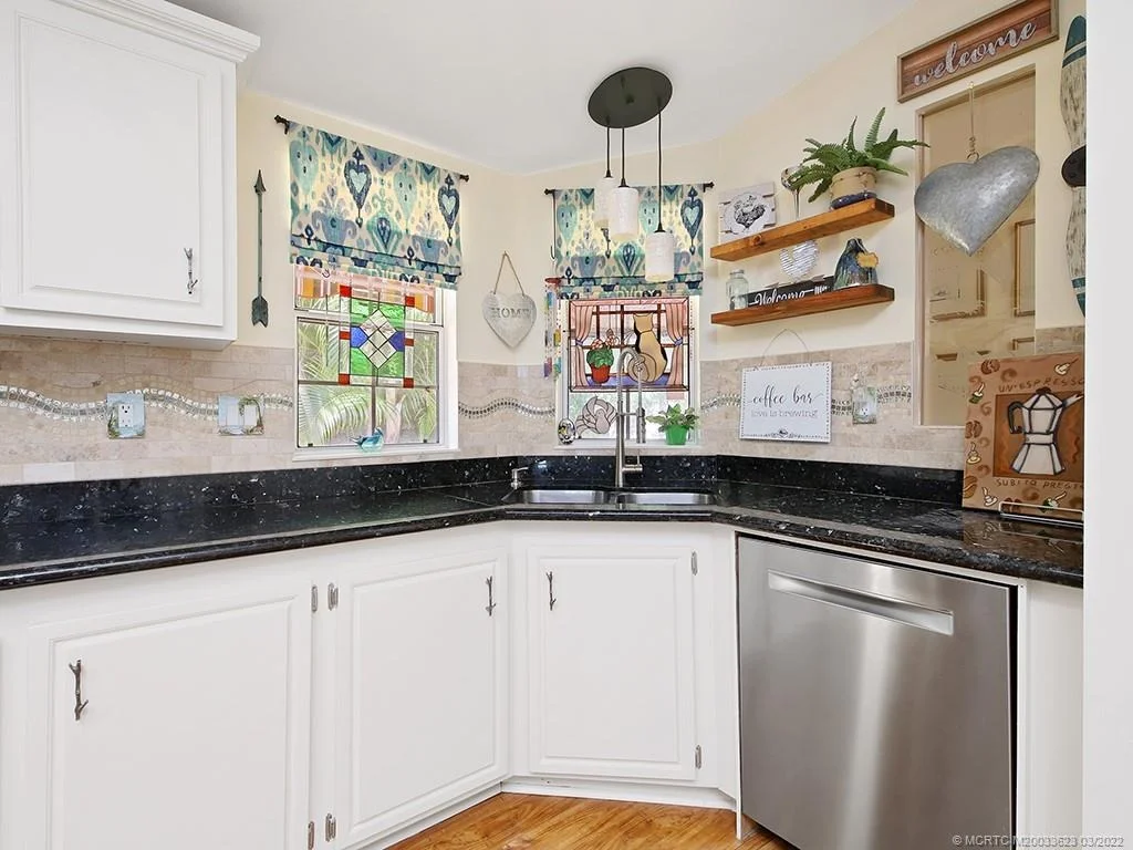 Photo of 112 SE Paradise Place