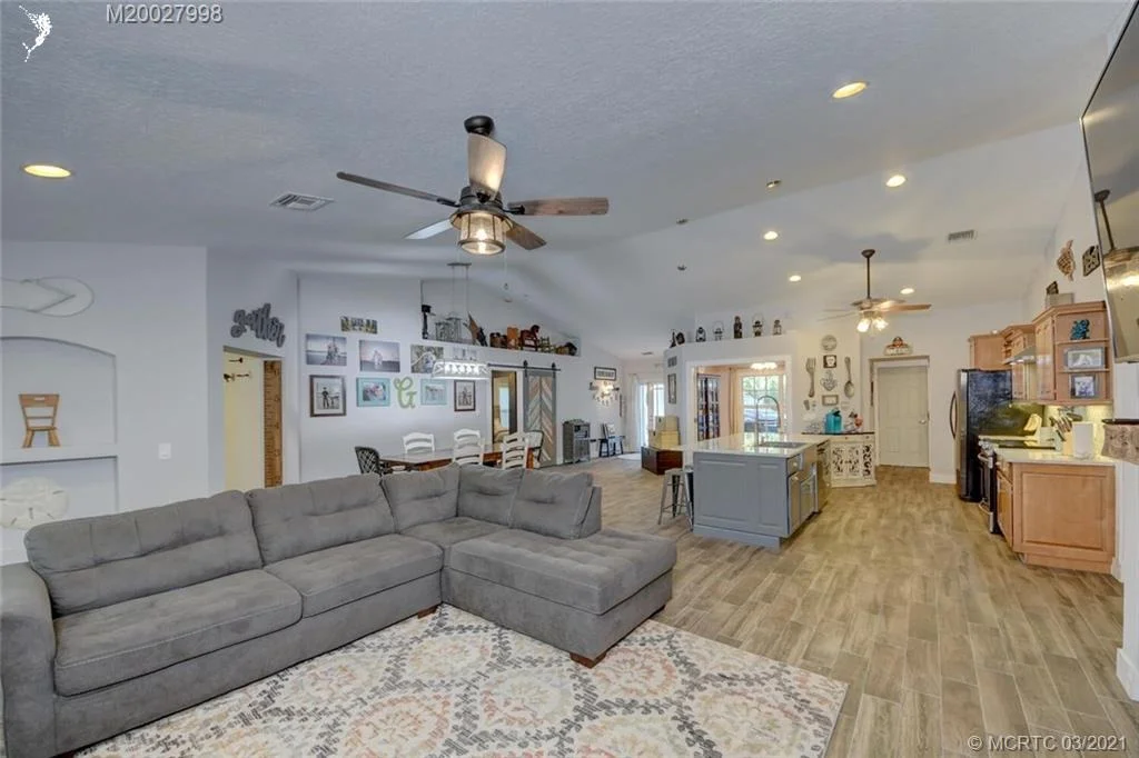Photo of 320 SE Pelican Drive