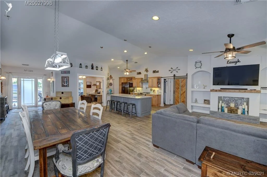 Photo of 320 SE Pelican Drive