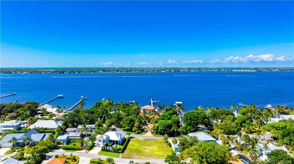 Photo of 932 SE Riverside Drive