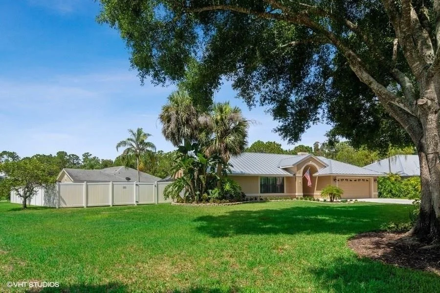 Photo of 641 SE Southwood Trail