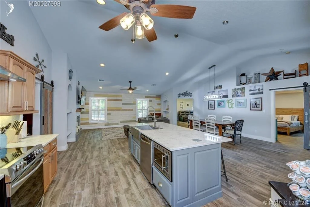 Photo of 320 SE Pelican Drive