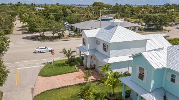 Photo of 403 SE Coconut Avenue