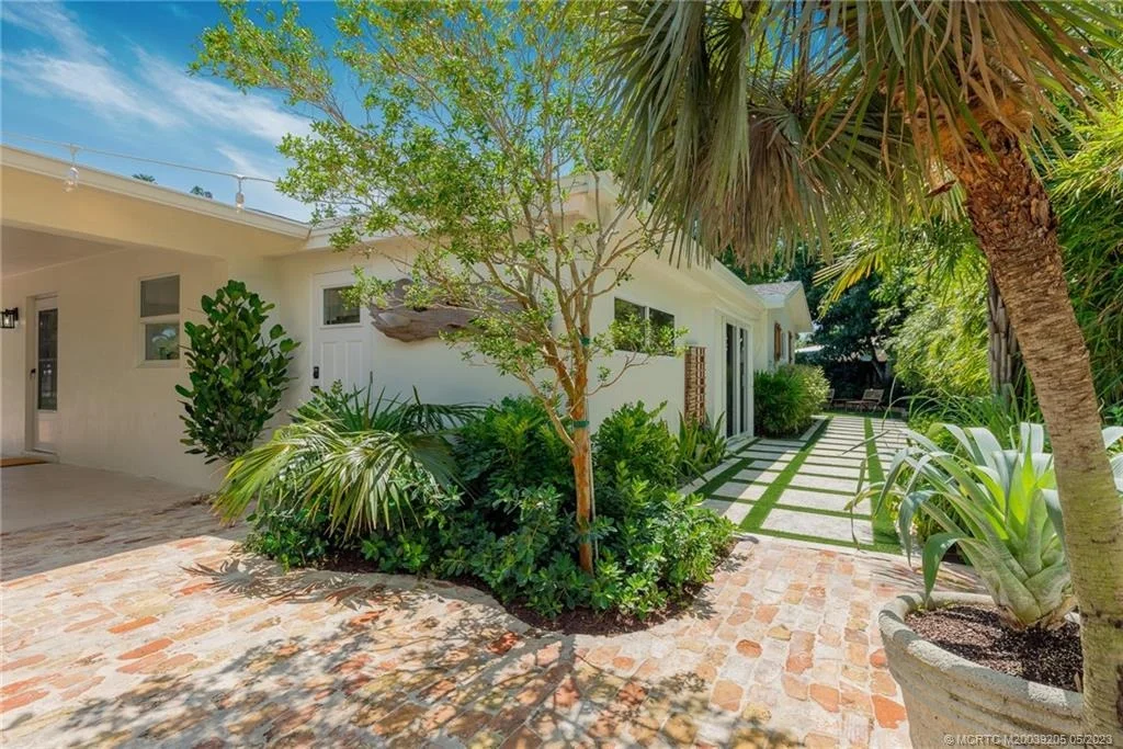 Photo of 382 SE Edgewood Drive