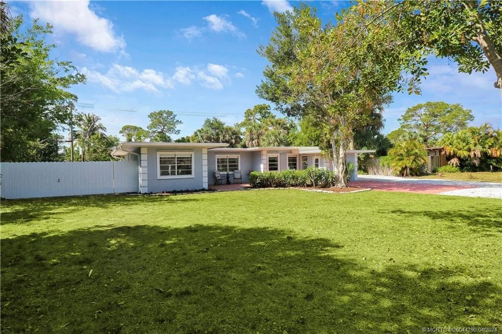 Photo of 327 SW Dyer Drive