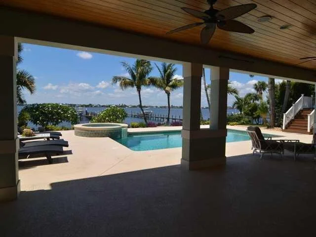 Photo of 621 NW Sunset Drive