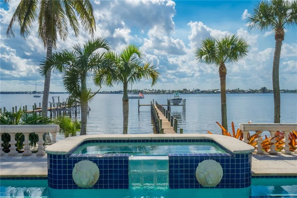 Photo of 611 NW Sunset Drive