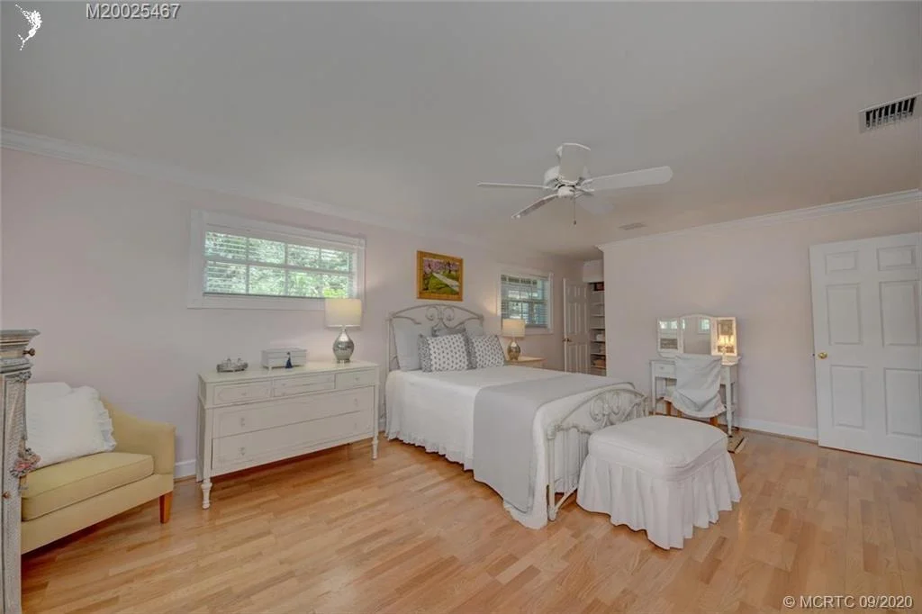 Photo of 904 SE Riverside Drive