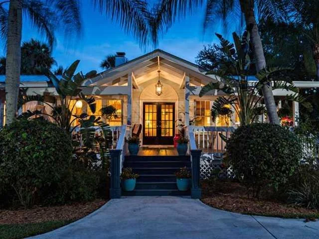 Photo of 708 SE RIVERSIDE Drive