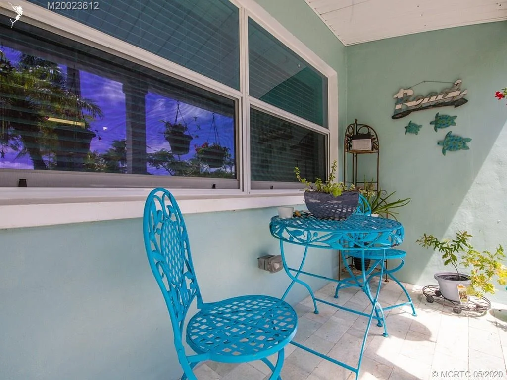 Photo of 702 SE Dolphin Drive