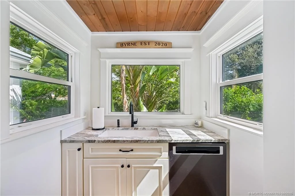 Photo of 200 SE Pelican Drive