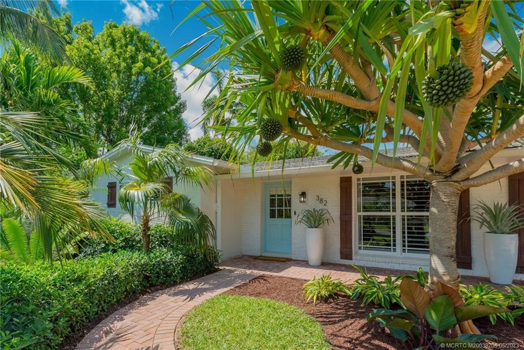Photo of 382 SE Edgewood Drive