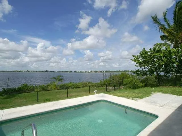 Photo of 637 SW Overlook Drive