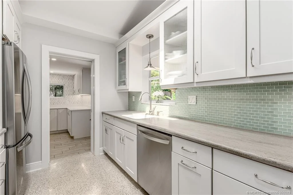 Photo of 382 SE Edgewood Drive