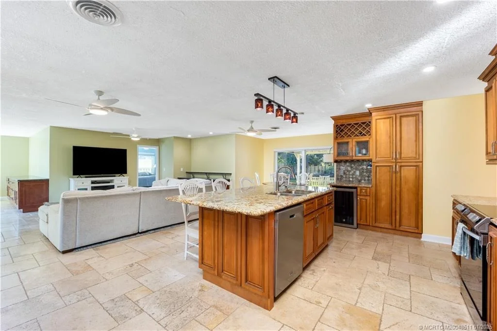 Photo of 994 NW Pine Lake Drive
