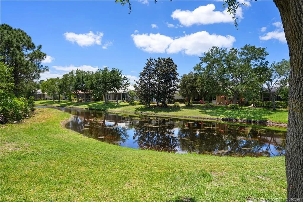 Photo of 830 NW Red Pine Way