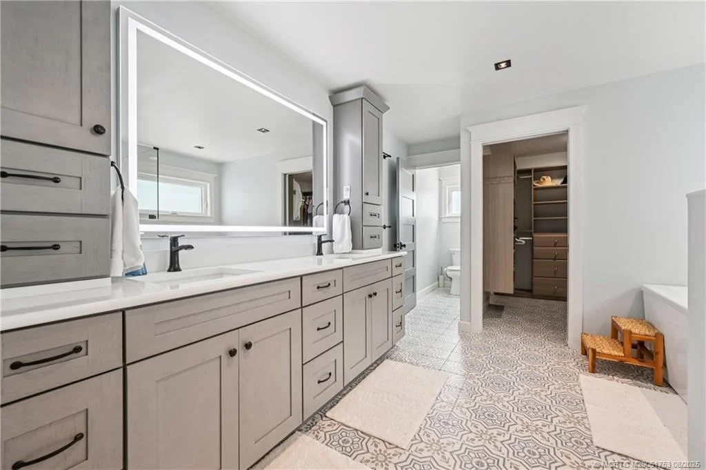 Photo of 200 SE Pelican Drive