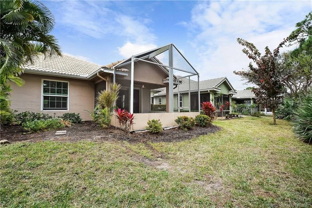 Photo of 600 NW Red Pine Way