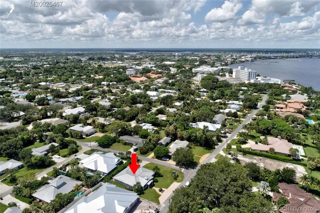 Photo of 904 SE Riverside Drive