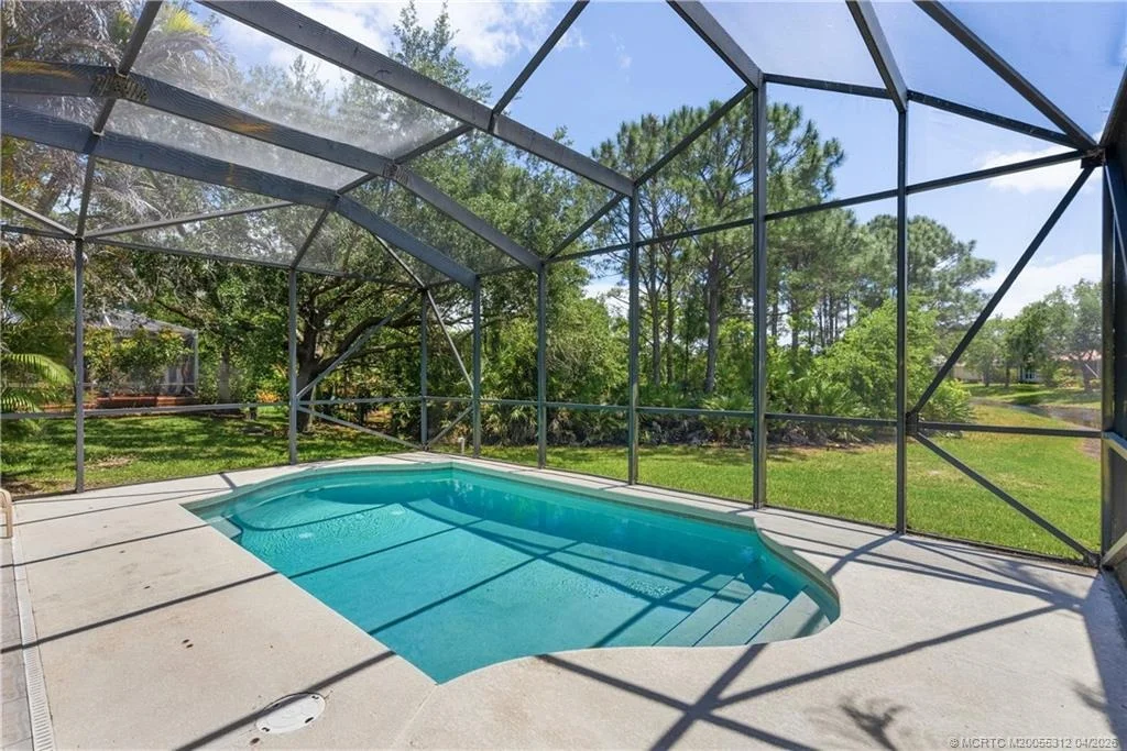 Photo of 830 NW Red Pine Way