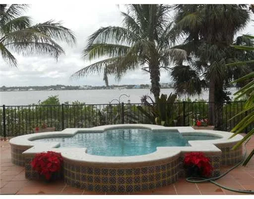 Photo of 643 SW OVERLOOK Drive