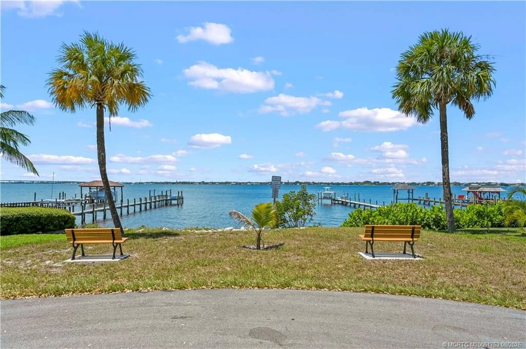 Photo of 200 SE Pelican Drive