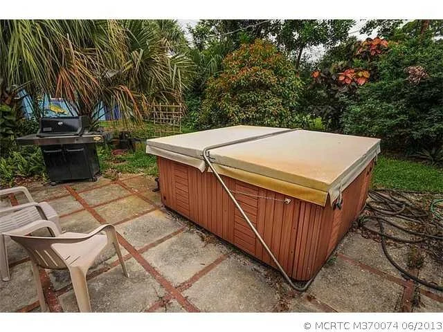Photo of 803 SE Dolphin Drive
