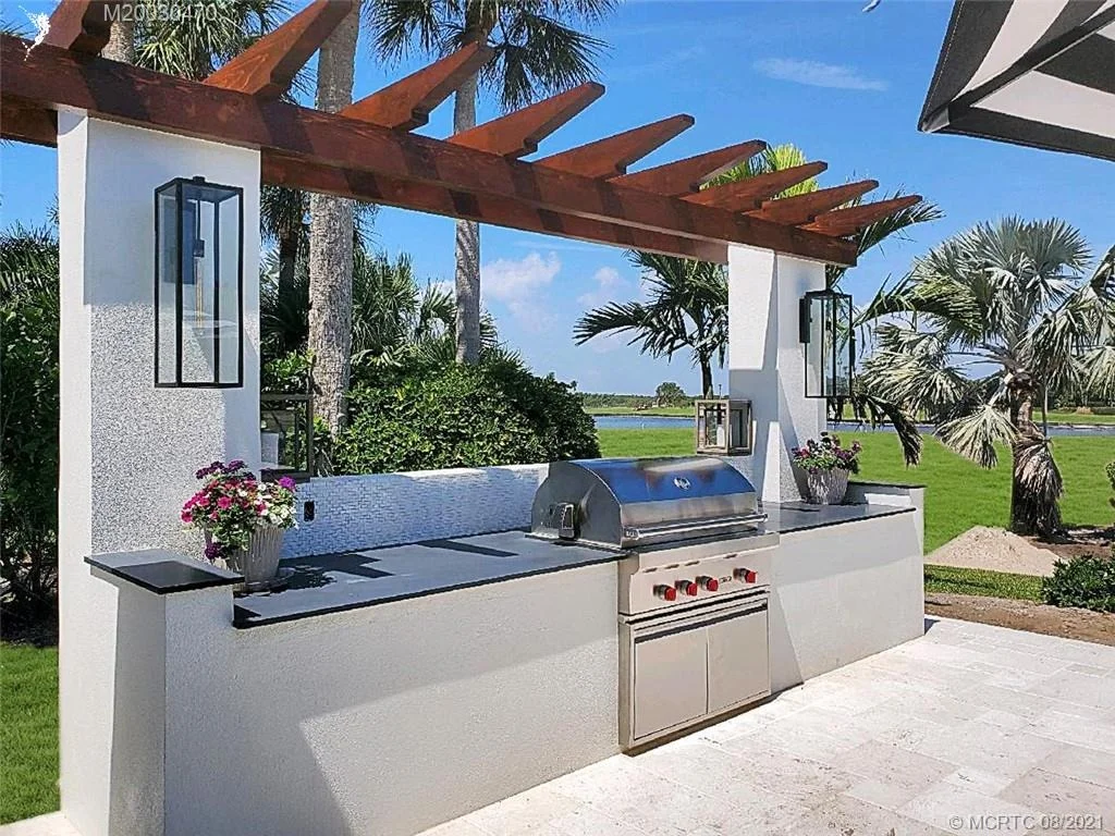 Photo of 6621 SE Harbor Circle