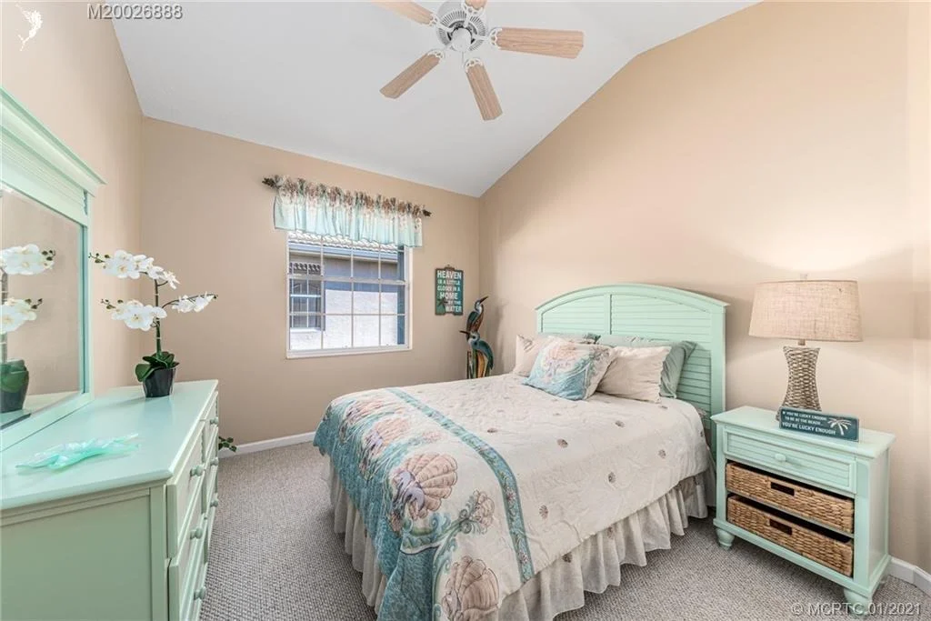 Photo of 840 NW Red Pine Way