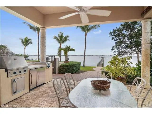 Photo of 825 SE Riverside Drive