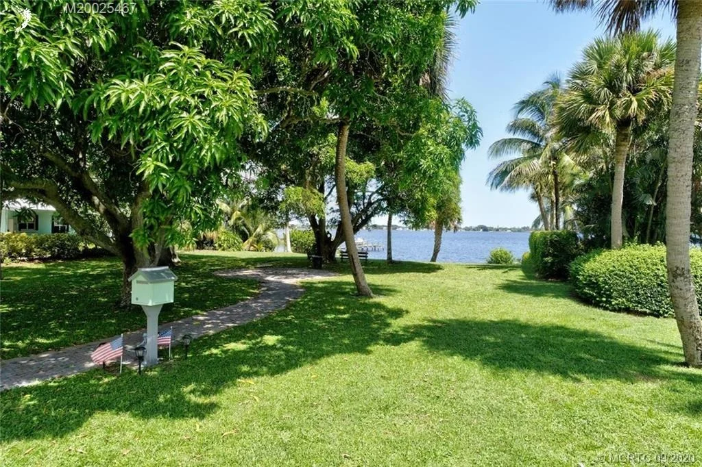 Photo of 904 SE Riverside Drive
