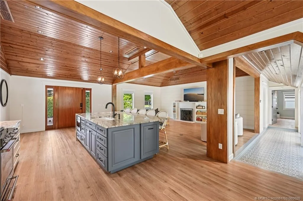 Photo of 200 SE Pelican Drive