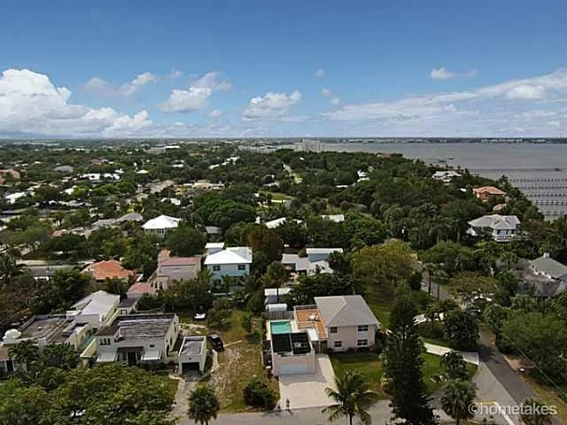 Photo of 1034 SE Riverside Drive