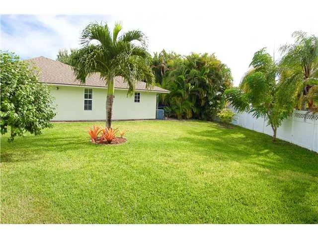 Photo of 940 NE Juniper Place