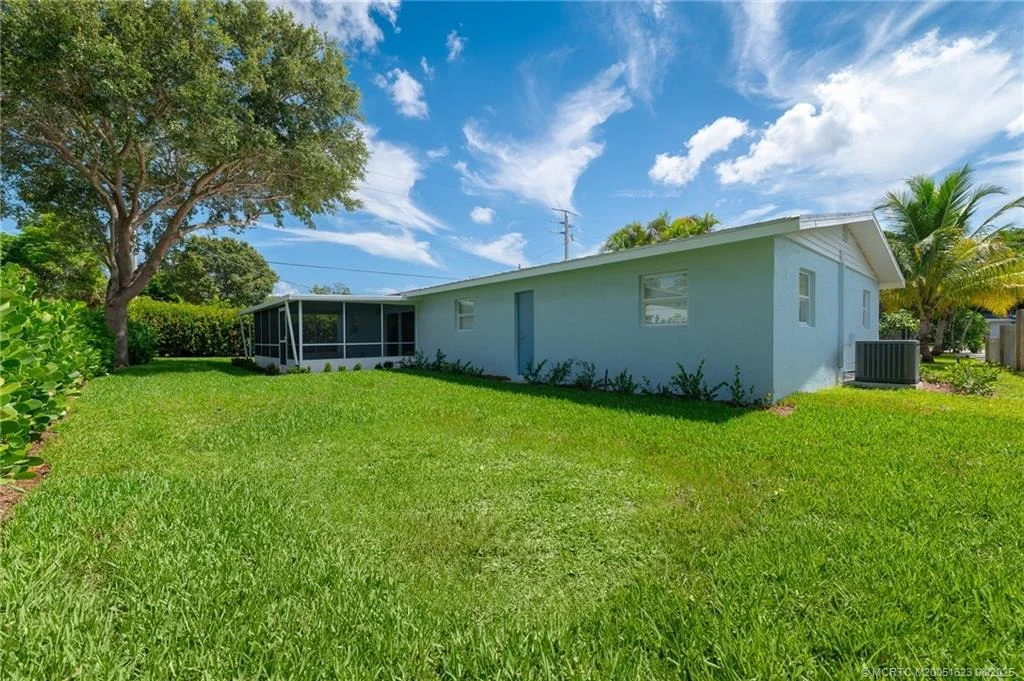 Photo of 1030 SE Dolphin Drive