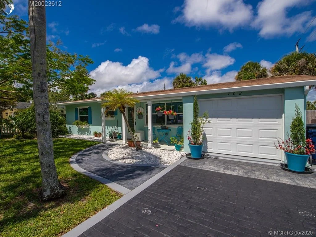 Photo of 702 SE Dolphin Drive
