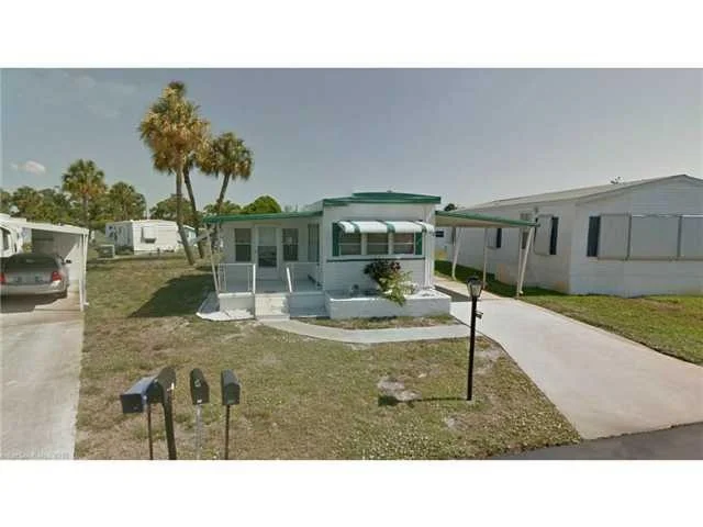 Photo of 233 SE Easy Street