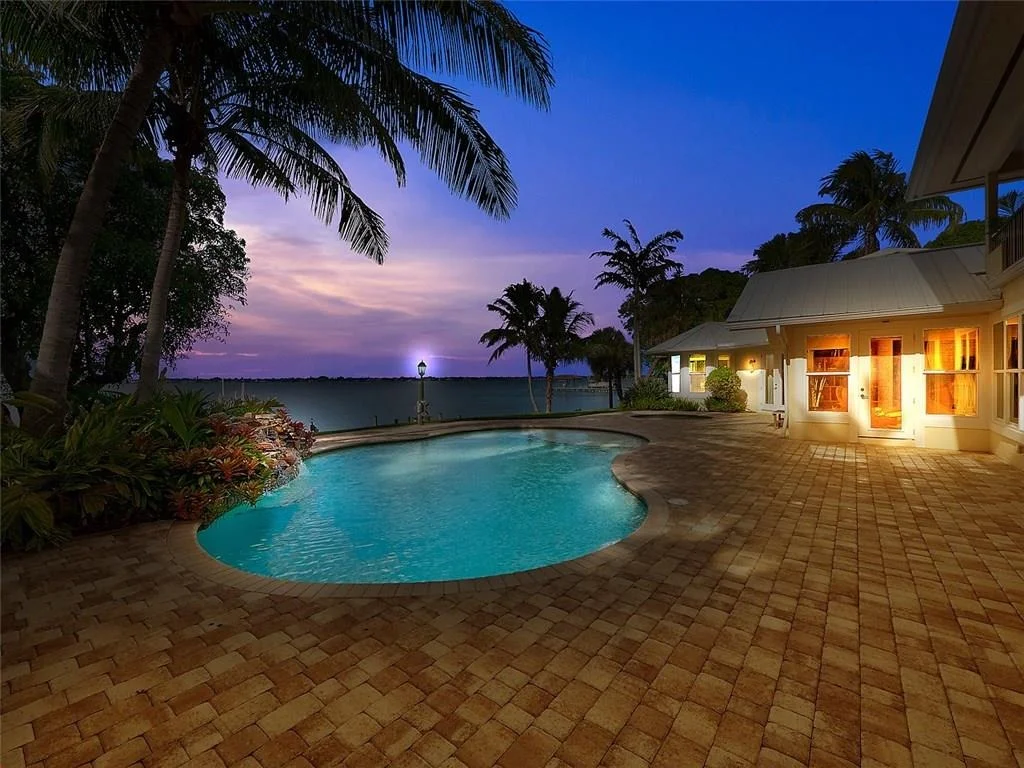 Photo of 1341 SE Riverside Drive