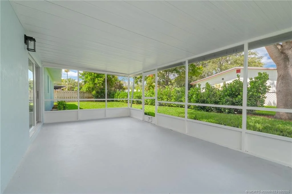 Photo of 1030 SE Dolphin Drive